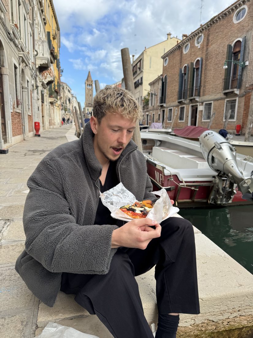 André unterwegs in einer Altstadt im Ausland